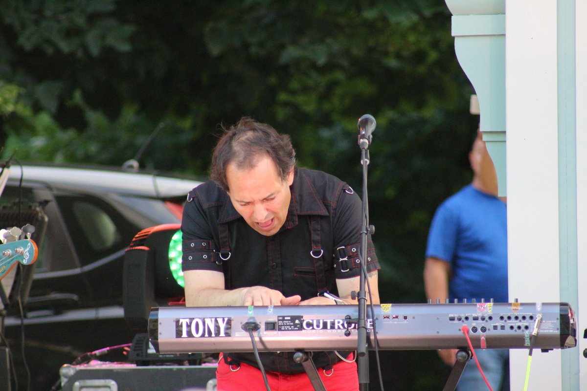 UPresents's tweet image. Last night, Jukebox Heroes delivered a fantastic performance at the bandstand! 🎸🎹 What was your favourite part of the show? Let us know in the comments below!

Photos courtesy UBIA.

#TNATB #UnionvilleMainStreet #LiveMusic #ThursdayNightsAtTheBandstand