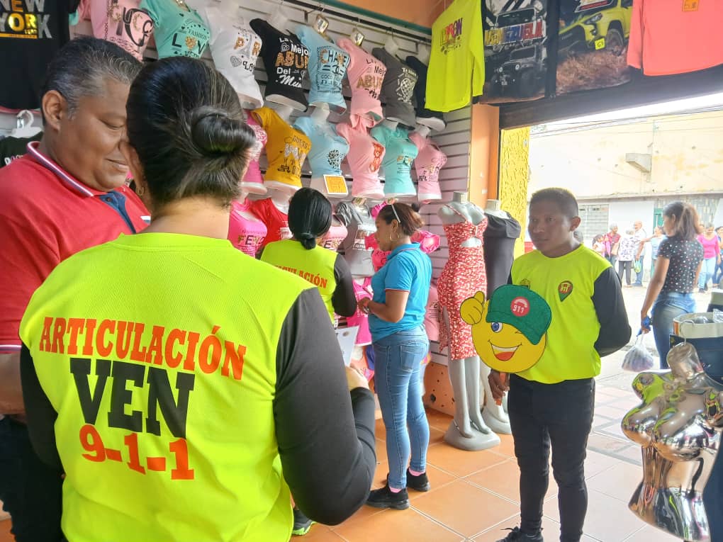 ven911delta's tweet photo. ¡ESFUERZO Y AMOR PERMANENTE!
Abordaje Informativo a los comerciantes y emprendedores de la Ciudad de Tucupita, camino a una mejor Patria con Maduro 🇻🇪.

#LaPoesíaNosUne

@nicolasmaduro
@lizetadelta @remigioceballos @Oficial_VEN911 
@dicurualberth @prensagobdelta https://t.co/5A5fPipaSA