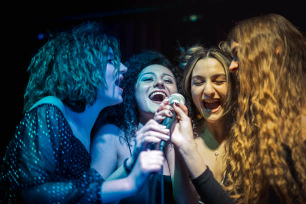 “Karaoke” kelimesi, Japonca “kara” (boş) ve “okesutora” (orkestra) kelimelerinin birleşiminden oluşur. Boş orkestra anlamına gelen bu terim, müzik eşliğinde şarkı söyleme etkinliğini tanımlar. 🎤🎶 #Etimoloji #KelimeKökeni #Karaoke #DilBilimi