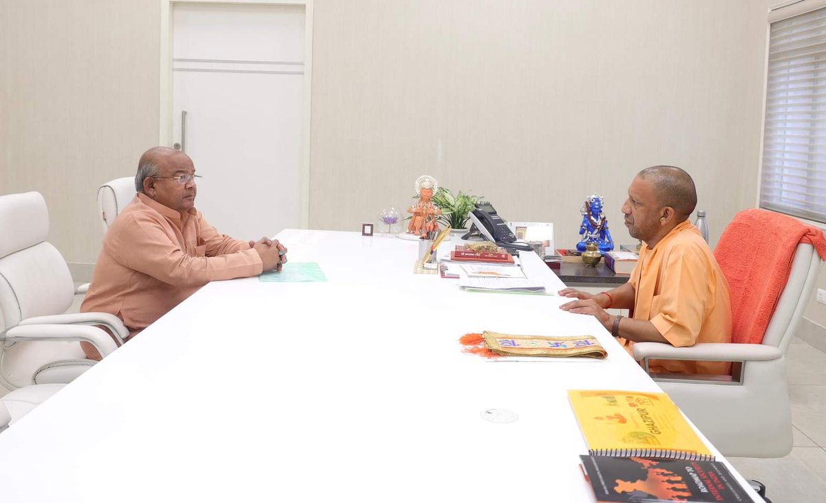 मुख्यमंत्री श्री <a href="/myogiadityanath/">Yogi Adityanath</a> से पूर्व <a href="/MPRajeshVerma/">Rajesh Verma</a> ने मुलाकात कर शहर में सीवर लाइन की स्थापना, थानगांव सम्पर्क मार्ग का चौड़ीकरण, सुमरावां के पास चौका नदी पर पुल, तंबौर में 132 केवीविद्युत उपकेन्द्र निर्माण, अवशेष स्थानों पर स्टड  निर्माण आदि कार्य कराए जाने का किया अनुरोध