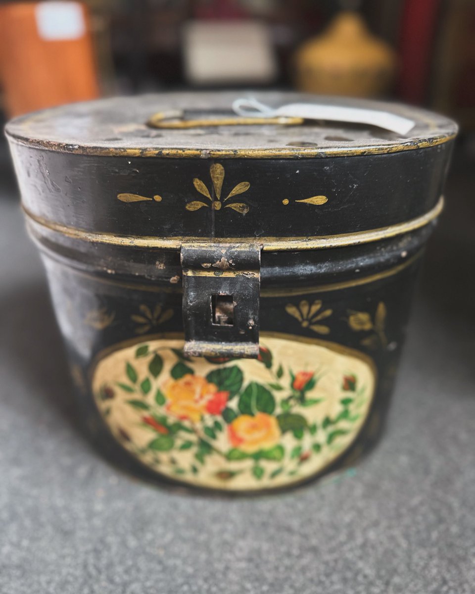 astraantiques's tweet photo. Pretty Victorian painted hat box from unit 194. #victorian #victorianhatbox #hatbox #handpainted #storage #pretty #prettybedroom #astraantiquescentre #hemswell #lincolnshire https://t.co/fROGiVfAiJ