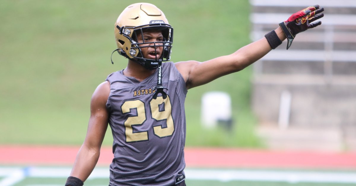 There is a young safety beginning to create some early buzz in the state of Georgia. The in state program has already offered. 2028 ATH Casey Barner already holds an early offer from Georgia. He dives in on that and more. 
Story: on3.com/teams/georgia-…
