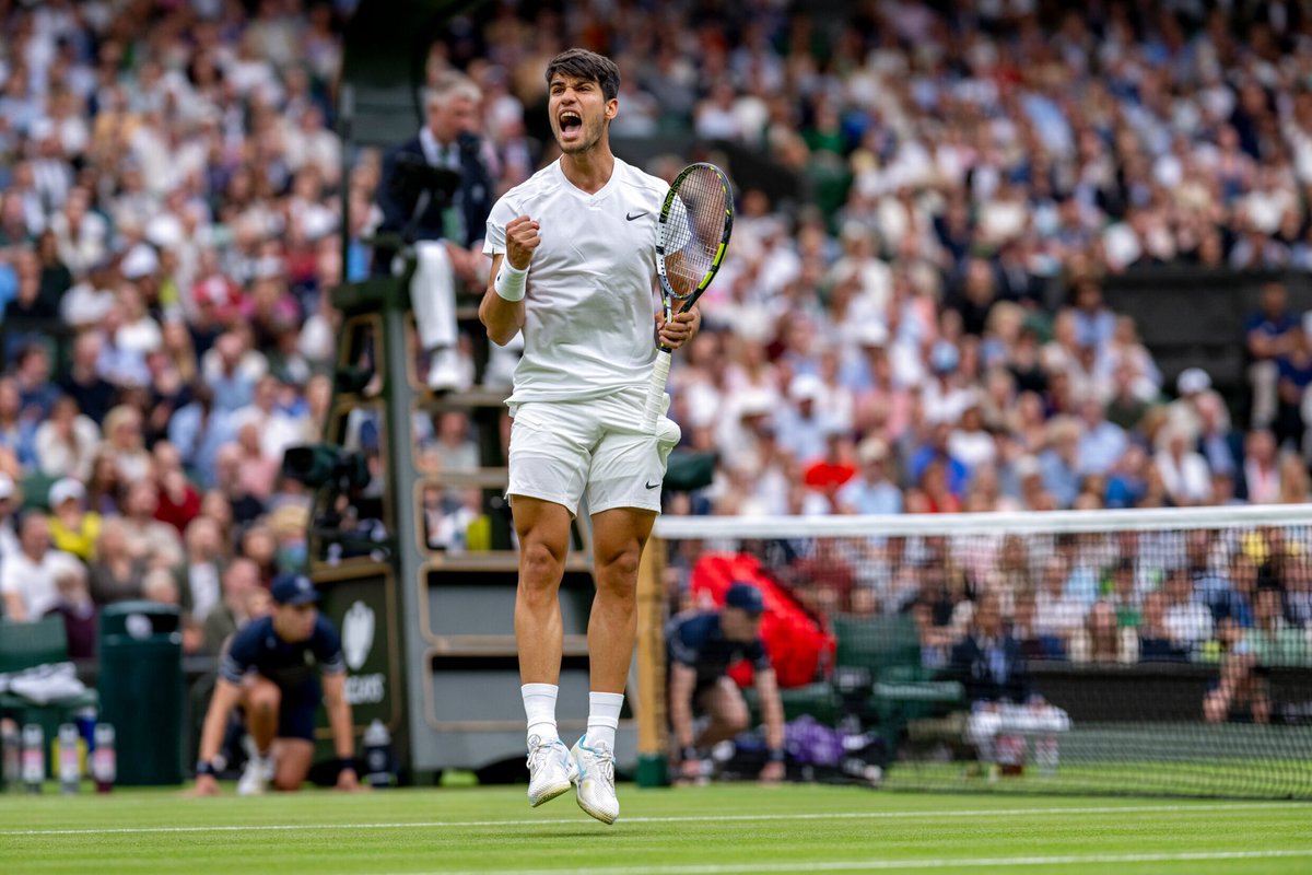 COE_es's tweet photo. 𝗥𝗨𝗠𝗕𝗢 𝗔 𝗟𝗔 𝗙𝗜𝗡𝗔𝗟 ✅

🎾🔝 @carlosalcaraz se impone ante Medvedev por 7-6(1), 3-6, 4-6 y 4-6 en las semifinales de #Wimbledon  y disputará este domingo la gran final ✨

¡Vamos a por ello, @RFETenis! 🤩👏

📸 @Wimbledon https://t.co/BIXju1bEyK