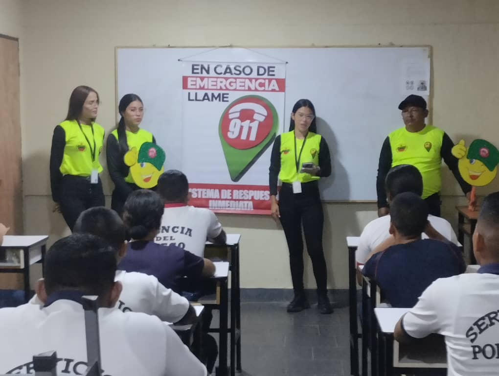 ven911delta's tweet photo. ¡CONSTRUYENDO CONCIENCIA PATRIOTA!
Abordaje Informativo en la UNEFA Núcleo Delta Amacuro, resaltando la importancia de la Linea de Emergencia 9-1-1. Avanzando con Maduro🇻🇪
#LaPoesíaNosUne
@nicolasmaduro
@lizetadelta @remigioceballos @Oficial_VEN911 
@dicurualberth @prensagobdelta https://t.co/RQSutQ7LXe