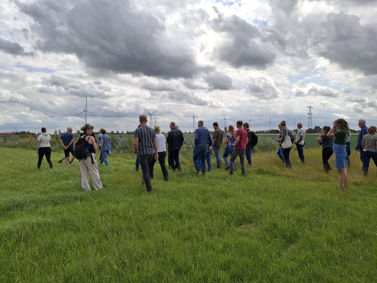 Bij de veldbijeenkomst 'Kruidenrijke akkerranden' van <a href="/BoerenNatuurNL/">BoerenNatuur</a> mochten wij met <a href="/volgCCHW/">CCHW</a>, <a href="/BNFlevoland/">BoerenNatuur Flevoland</a> vertellen over onze #kruidenrijke_akkers op de #klei en op het #zand #kennisdelen #samenkomjeverder #ANLb