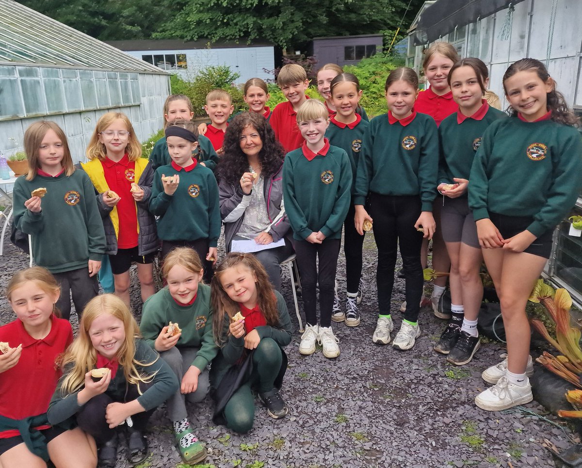 YsgLlanllechid's tweet photo. Perfformio caneuon gwreiddiol Miss Rhiannon heddiw yn #Treborth
#cacengri 
#diolch Miss Rhiannon 
@CyngorGwynedd 
@yrawrgymraeg https://t.co/ITpx4rnWXl