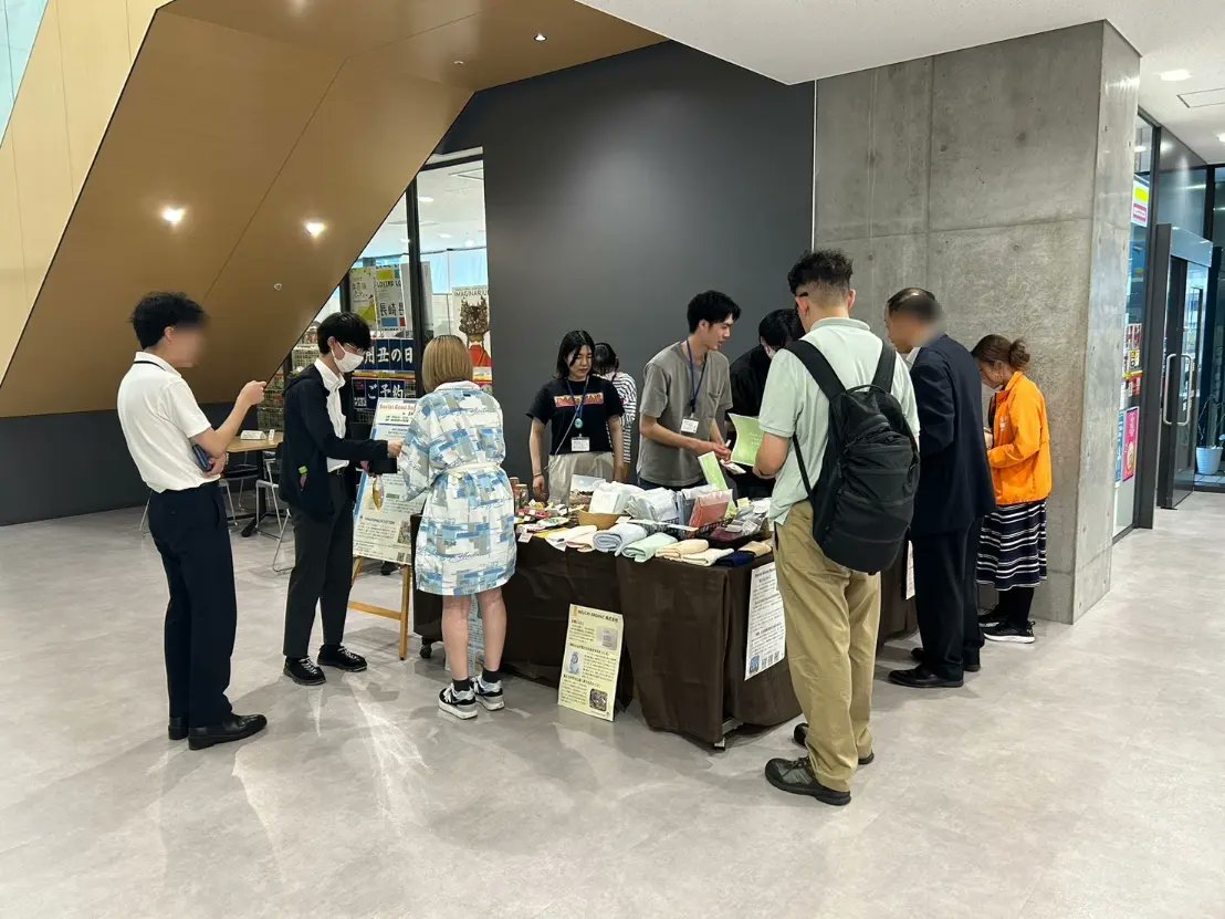 j_yamaguchi_lab's tweet photo. こんばんは、黒木です😄
本日、市役所での展示販売は最後となりましたが、沢山の方が足を運んでいただきました!
4日間の展示販売会にて来展されたみなさま、また今回出展するにあたり、ご協力いただいた長崎市 環境部 ゼロカーボンシティ推進室のみなさま、ありがとうございました🙇
#長崎市
#SGSN https://t.co/w3RwHwEsgu