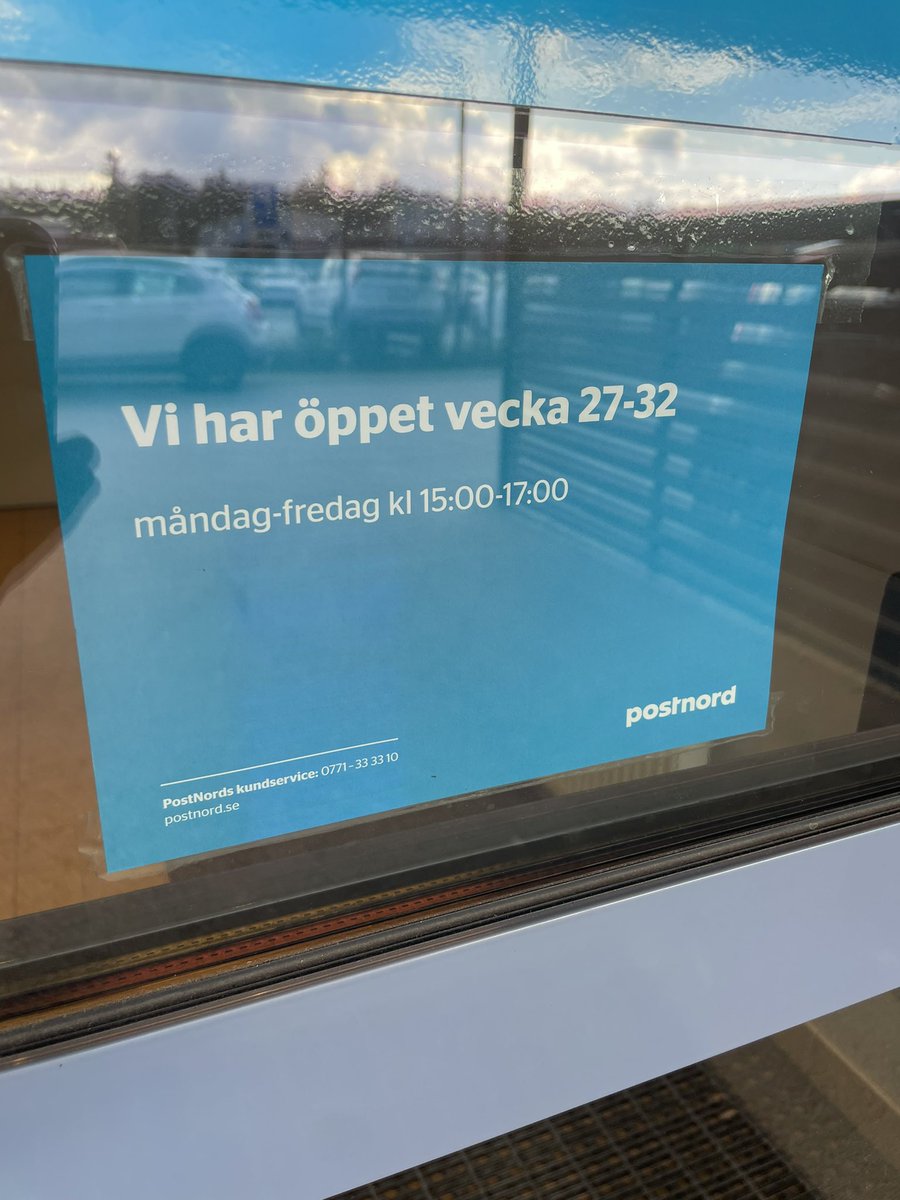 DanielBergsten's tweet photo. @PostNordSverige Det är galet dåligt att ni inte klarar av att uppdatera öppettider på nätet utan med EN SKYLT på företagscentret. Och VARFÖR ska ni inte orka ha öppet till 18.00 en vardag för att det är sommar. Sinnessjukt dålig kundservice. https://t.co/fkpOPjl2Wo