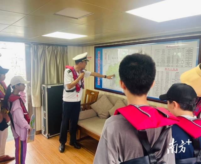 lovechaozhou's tweet photo. On July 11th, during the 🇨🇳China National #Maritime Day, #Chaozhou teenagers toured 📍Hanjiang River, the Mother River of Chaozhou, in a vessel and had a deeper understanding of the #maritime facilities. During the activity, children👧🏻👦🏻 learned about water safety, drowning prevention and maritime culture.