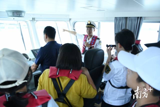 lovechaozhou's tweet photo. On July 11th, during the 🇨🇳China National #Maritime Day, #Chaozhou teenagers toured 📍Hanjiang River, the Mother River of Chaozhou, in a vessel and had a deeper understanding of the #maritime facilities. During the activity, children👧🏻👦🏻 learned about water safety, drowning prevention and maritime culture.