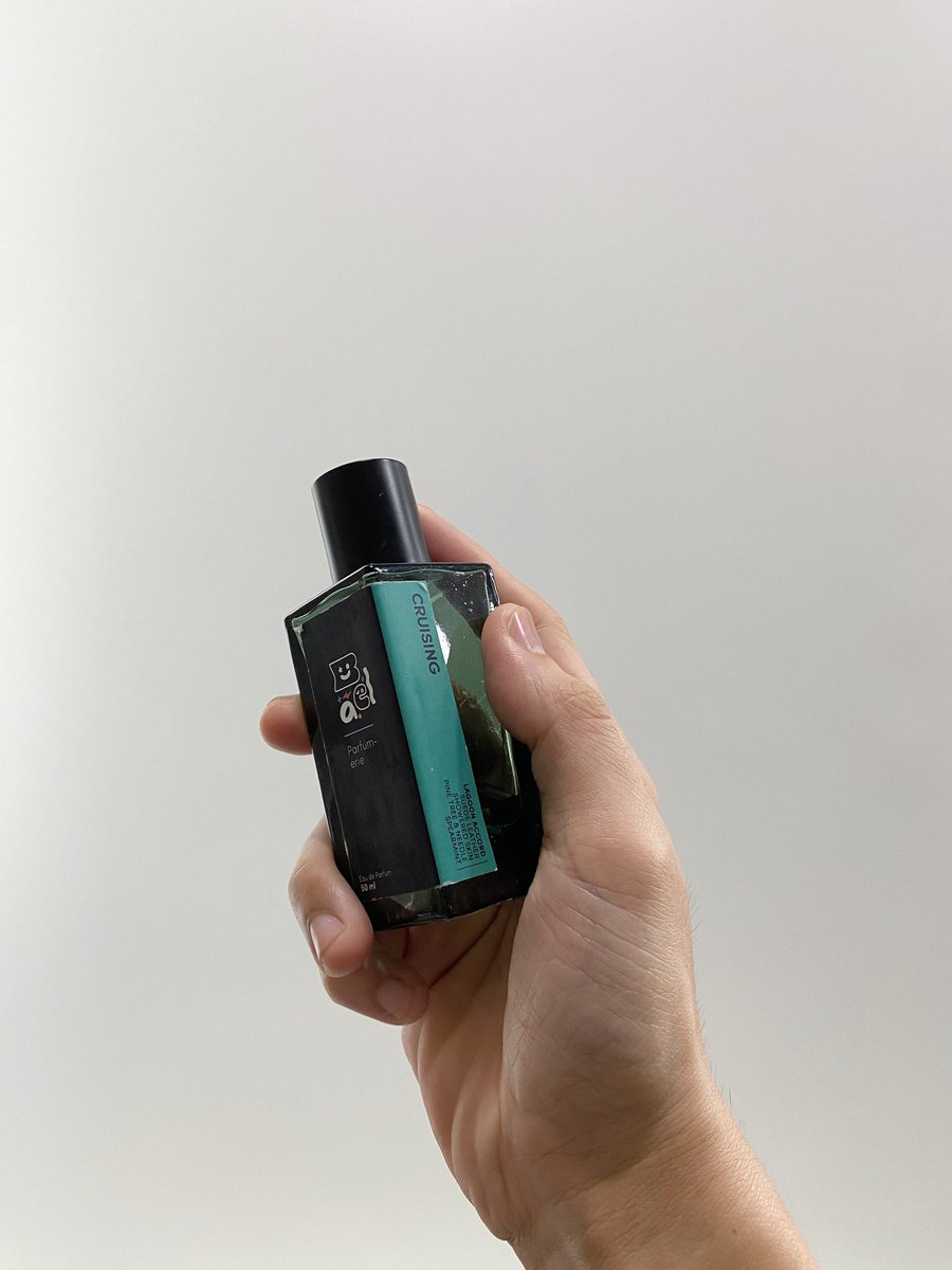 อยากเล่า(1)
.
I’m __horny__, but I smell good.
.
กลิ่นชื่อ cruising ก็ตามชื่อเลย การมี พสพ แบบเอาท์ดอร์
เห็นภาพในหัวเป็นป่าสนเมืองหนาว ที่มีบึง กลิ่นชื้น กลิ่นไอน้ำ
กอด จูบ นัวเนีย กลิ่นลูกอมมิ้นต์ กลิ่นชุดหนัง กลิ่นผิว