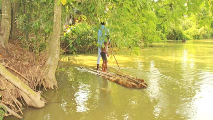 বিবাদের জেরে রাস্তা বন্ধ, পুকুর সাঁতরে চলাচল