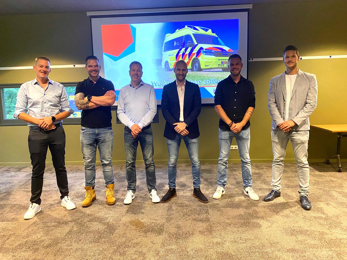 🚑🎓🎉Vandaag regende het weer diploma's! Met maar liefst 4 geslaagde Ambulancechauffeurs (ALS) en 4 Ambulanceverpleegkundigen (ALS) was het groot feest! Van harte gefeliciteerd en we wensen jullie heel veel (werk)plezier op de ambulance!
(2 collega's ontbreken wegens vakantie)