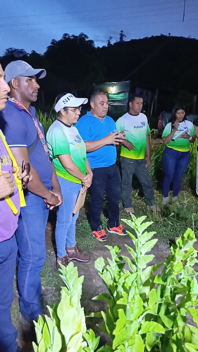Escuchamos la realidad del sector Parque Agrario un sector minero y agricola, q ha sido muy golpeado por las malas políticas y los abusos de poderes de algunos factores pero llevamos el mensaje de #Futuro junto a la estructura municipal
❤️ ¡Arriba en el corazón, #VotaFuturo! 🇻🇪