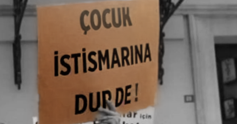 TamgaTurk's tweet photo. 💢Bursa'da 3,5 yaşındaki öz çocuğunu istismar ettiği iddia edilen babaya, çocuğun ifadesine rağmen 'kovuşturmaya yer yok' kararı verildi

📌Duyunca kan donduran suçlarda şüpheliler, delillere rağmen, mahkeme yüzü görmeden savcılık kararıyla soruşturma bile geçirmiyor.