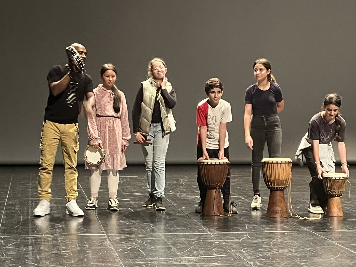 ClgDiderot's tweet photo. En direct du théâtre des 2 Scènes pour la restitution des ateliers conduits au cours de la semaine dans le cadre du dispositif École Ouverte. Danse, percussions, tournage d’un clip vidéo, une belle semaine d’activités !
@NathalieAlber15 @DSDEN25 https://t.co/X0WmRsVhPs