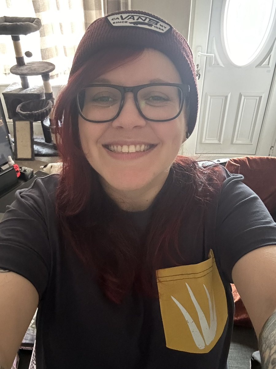 It’s my balloon daaay! 1000 points to my girlfriend who has never seen an episode of <a href="/CriticalRole/">Critical Role</a> in her life but managed to navigate merch on the store and got me this FCG tee because she remembered me “talking about the little yellow robot” 😭💛 #CriticalRole <a href="/samriegel/">Sam Riegel</a>