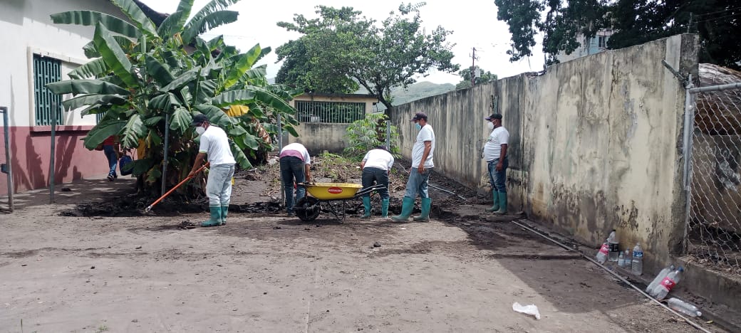 CDCESucre's tweet photo. En la UE "José Luis Ramos", de Cumanacoa, se continúa haciendo el trabajo de remoción de escombros y lodo, tanto en la parte interna como en las áreas externas del plantel.

#CumanacoaRenace 

#LaPoesíaNosUne 

@nicolasmaduro 
@mppeducacion 
@_laavanzadora 
@karenlypsuv https://t.co/q2QKWSIzcQ
