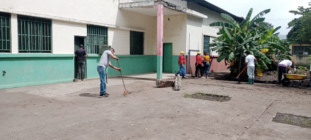 En la UE "José Luis Ramos", de Cumanacoa, se continúa haciendo el trabajo de remoción de escombros y lodo, tanto en la parte interna como en las áreas externas del plantel.

#CumanacoaRenace 

#LaPoesíaNosUne 

@nicolasmaduro 
@mppeducacion 
@_laavanzadora 
@karenlypsuv
