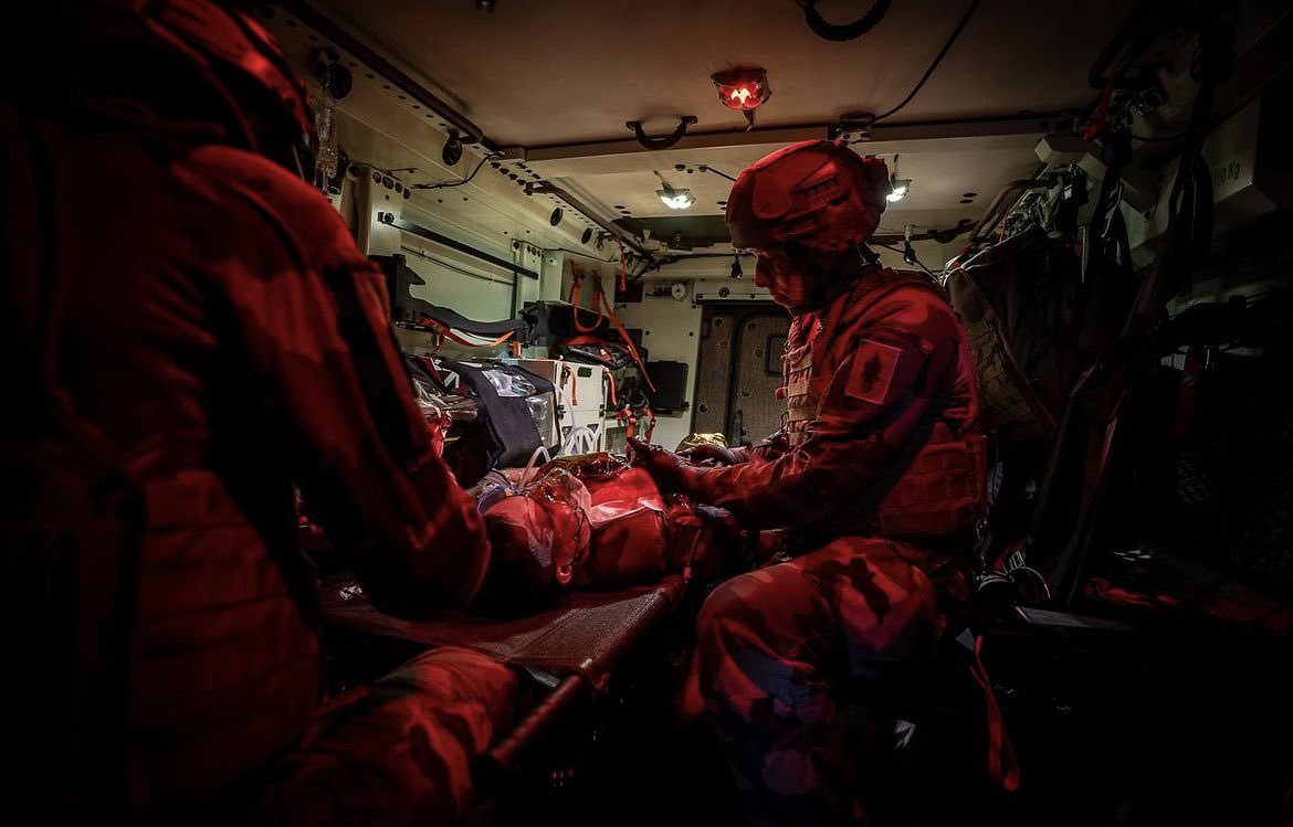 AllaisF's tweet image. 🇫🇷🟢🔴Réception du GRIFFON SAN. Sitôt arrivé au quartier Monclar, l'équipe médicale de la #13DBLE s'est immédiatement entraînée avec le nouveau véhicule. Un pas de plus dans le programme SCORPION.                —————————📷13edble