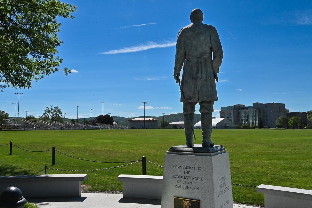 WPAOG's tweet photo. Sunshine on our mind. 🌞
"There was never a day at West Point where I didn't ask myself, 'Where would I put the camera?'" -Rod Lurie '84

📷 by: Justin Conti/WPAOG  #NoPlaceLikeRBHH #WestPoint #USMA #WPAOG https://t.co/fY6mrljQya