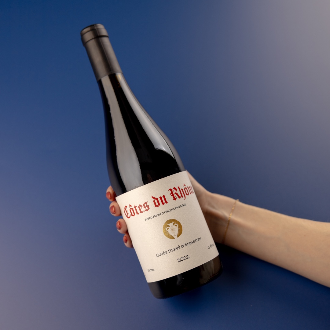 warehousewines_'s tweet photo. Discover the vibrant elegance of Cuvée Herve &amp; Sebastien Côtes du Rhône Rouge. 

This tri-varietal blend of Grenache, Syrah, and Mourvèdre showcases aromas of blackcurrant, white pepper, and liquorice.

Ideal for any occasion! https://t.co/k5BqfBpEm7