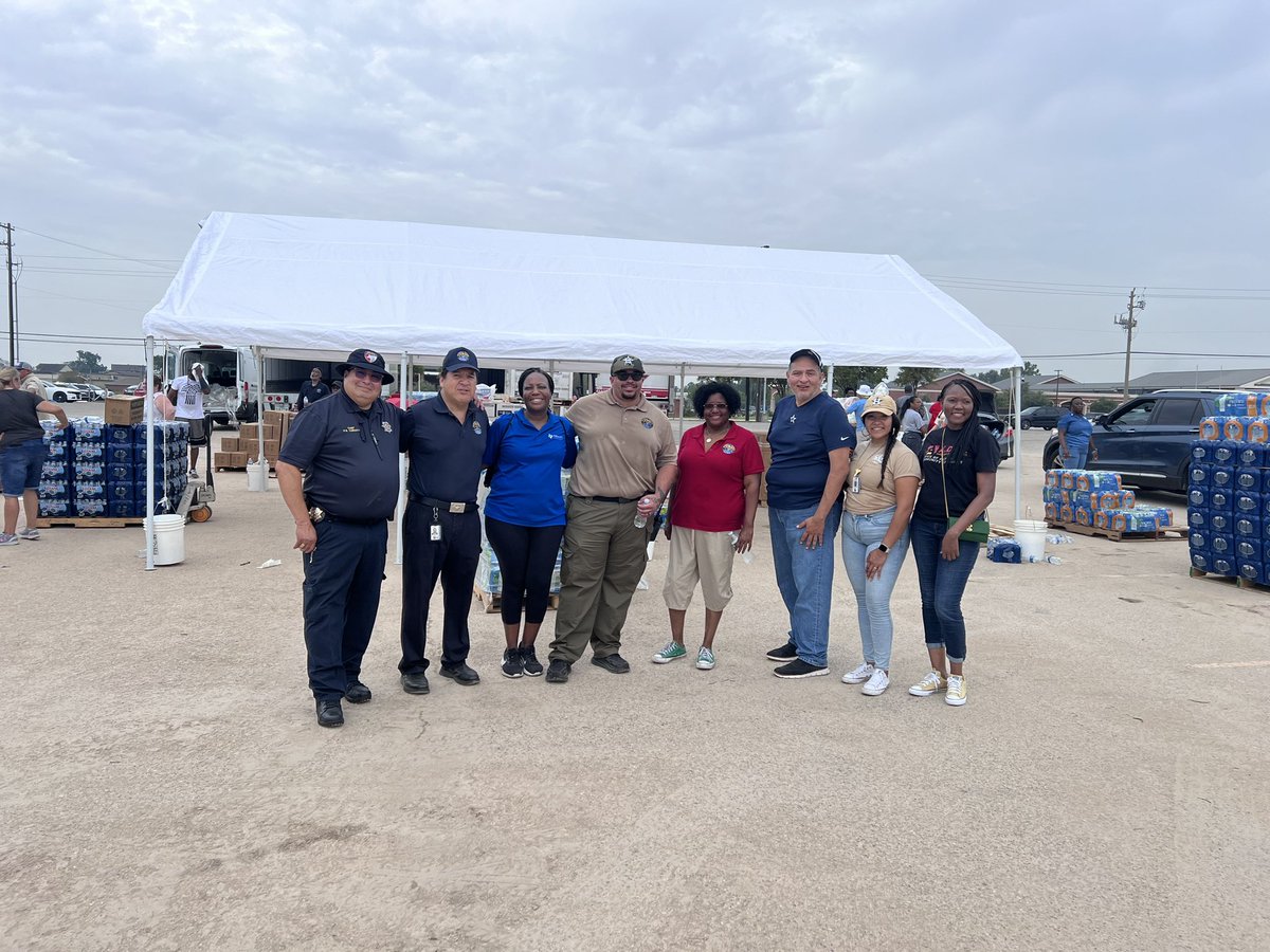 paulscordova's tweet photo. Thank you @AdrianGarciaHTX @HarrisCoPct2 @AldineAFT6345 @HoustonFoodBank @CHouston11 for your support today in furnishing much needed supplies to our @AldineISD community. @AldinePolice #myaldine https://t.co/HXQLr7zWZc
