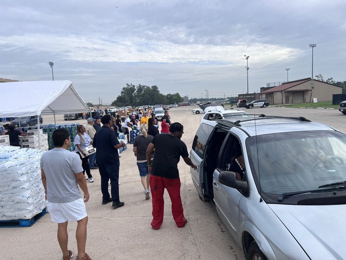 paulscordova's tweet photo. Thank you @AdrianGarciaHTX @HarrisCoPct2 @AldineAFT6345 @HoustonFoodBank @CHouston11 for your support today in furnishing much needed supplies to our @AldineISD community. @AldinePolice #myaldine https://t.co/HXQLr7zWZc