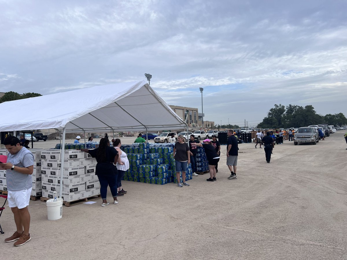 paulscordova's tweet photo. Thank you @AdrianGarciaHTX @HarrisCoPct2 @AldineAFT6345 @HoustonFoodBank @CHouston11 for your support today in furnishing much needed supplies to our @AldineISD community. @AldinePolice #myaldine https://t.co/HXQLr7zWZc