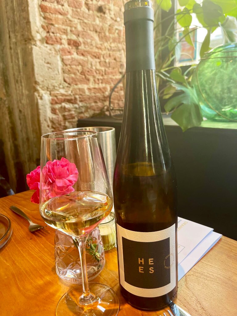 joukesp's tweet photo. #ThursdayDinner #DePartage #Riesling
Extended our afternoon stay in Mechelen &amp; had dinner @ De Partage.
Beautifully located in a restored medieval building.
Food was excellent (forgot pic of dessert!) &amp; the Riesling Römerstich from Nahe (Ge) by Hees was absolutely stunning!
94-96 https://t.co/TUNN1mrFdW