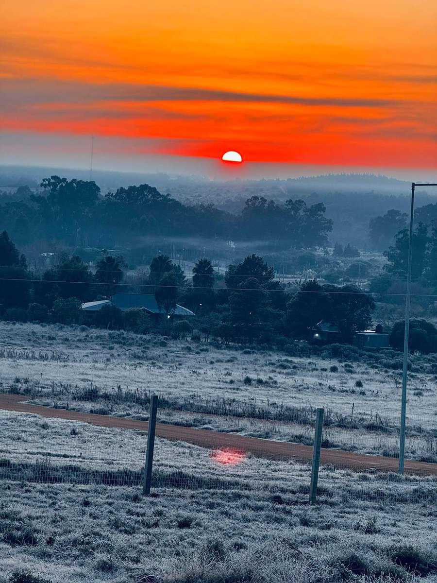Amanecer entre las sierras de Lavalleja, Uruguay, con -5.6°C, la temperatura más fría del país hoy ❄️🌅
Foto de Rafael Gallo