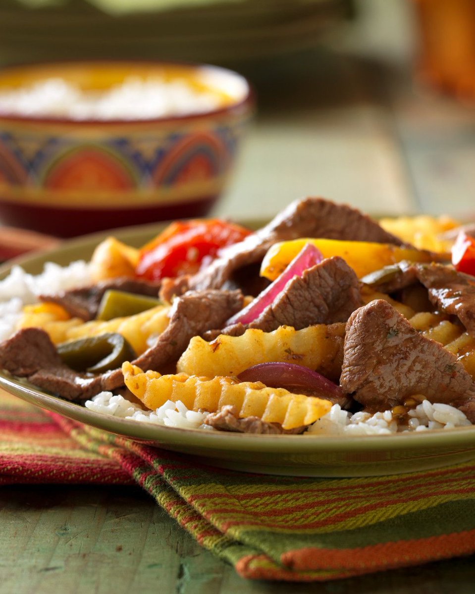 Beef's tweet image. French fries? Yes, French fries! This South American stir-fry features sliced Top Sirloin, red onion, peppers, tomatoes and a helping of your favorite frozen taters.

Peruvian Lomo Saltado - biwfd.com/3Xx08vk

#BeefFarmersAndRanchers #FrenchFryDay