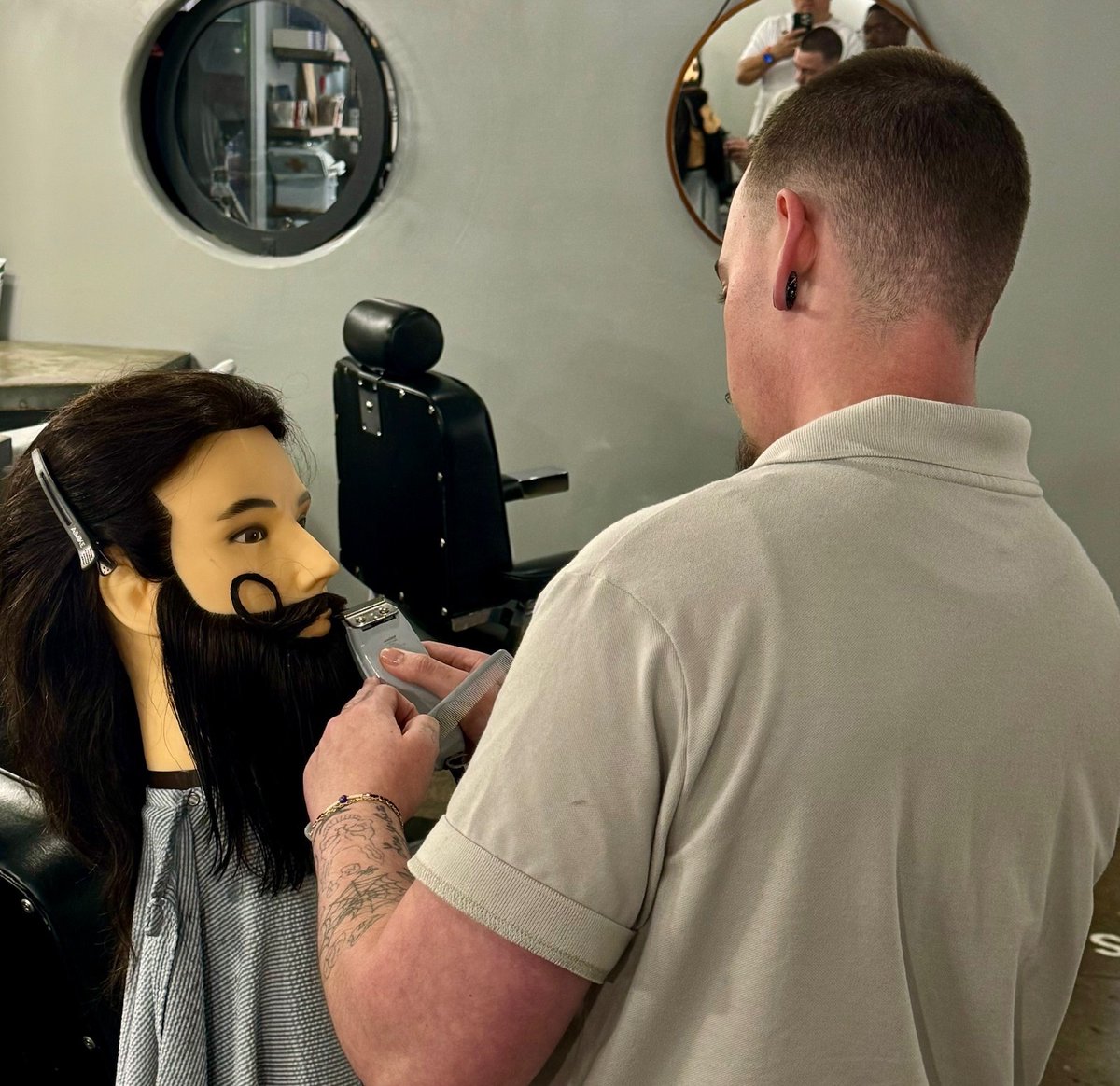 Take notes, the master is working. #barber #barbershop #barberlife #haircut #barbershopconnect #fade #hair #barbers #hairstyle #barberlove #wahl #barbering #beard #menshair #hairstyles #andis #barbergang #barberworld #style #barbersinctv #thebarberpost #hairstylist #skinfade