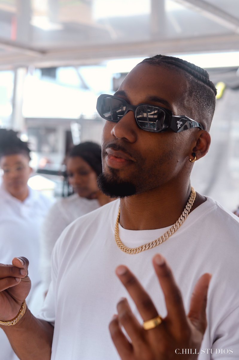 _chillstudios's tweet photo. Shoutout to my brother who’s always on his #GRND.!! 

#whatisitthebraids #prada #pradasunglasses #allwhiteparty 

#CHILLMOMENTS 

#CHILLSTUDIOS [ #FILM | #MUSIC | #DESIGN ] https://t.co/dZ2lCgqfod