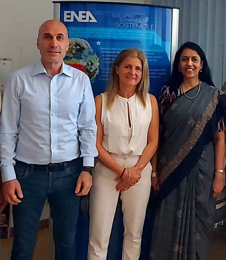 ENEAOfficial's tweet photo. Giorgio #Graditi, DG #ENEA, ha incontrato insieme a Giulia #Monteleone, Direttrice del Dip. #ENEA Tecnologie energetiche e fonti rinnovabili, #VaniSarrajuRao, Ambasciatrice dell'#India in Italia, per discutere di una potenziale #collaborazione in tema di #energia.
#IndiainItaly https://t.co/yZzCnuANxl