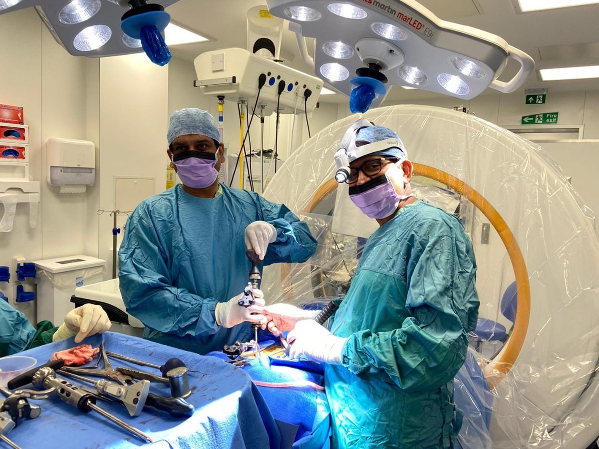 Lancashire Teaching Hospitals' Neurosurgery team has successfully performed its first complex spinal surgery using cutting-edge 3D CT and navigation technology.

This real-time imaging technique significantly improves patient outcomes. 

Learn more ⬇️
lancsteachinghospitals.nhs.uk/news/article/7…