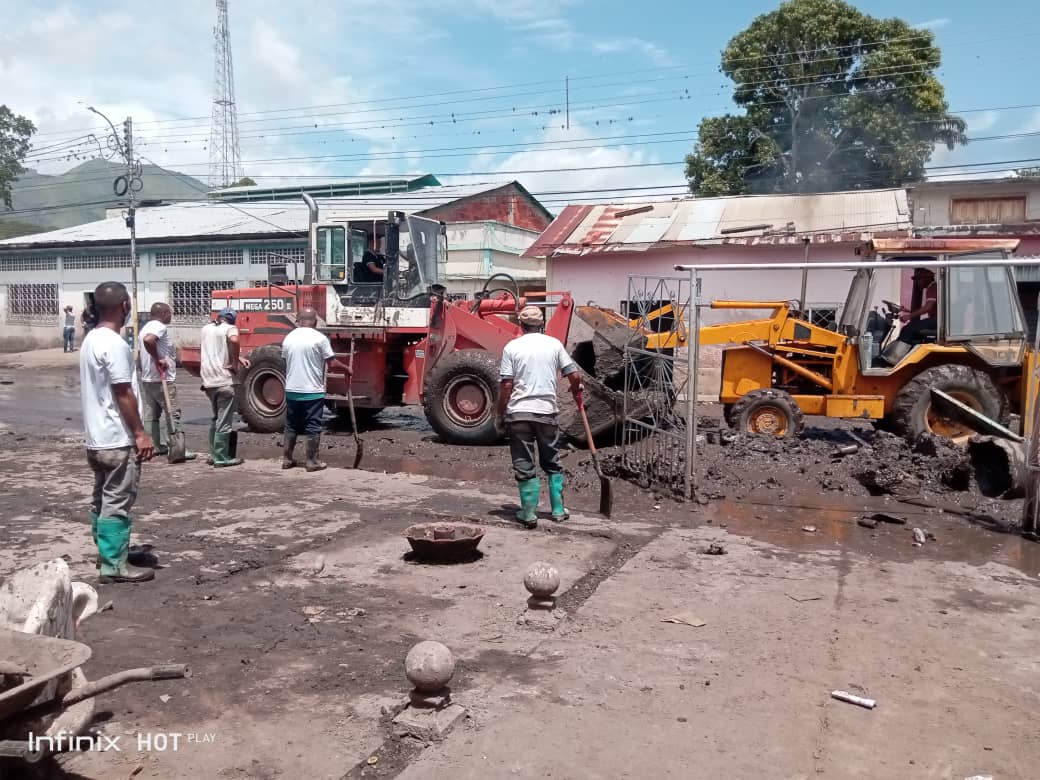 Gracias al apoyo enviado por nuestro presidente <a href="/NicolasMaduro/">Nicolás Maduro</a> al municipio Montes, las bricomiles realizan la remoción de los escombros qué dejó el Río Manzanares frente a la UE "Pedro Luis Cedeño".

#LaPoesiaNosUne 
@MPPEDUCACION 
<a href="/_LaAvanzadora/">Yelitze Santaella</a> 
<a href="/KarenlyPSUV/">Karenly Sánchez</a>