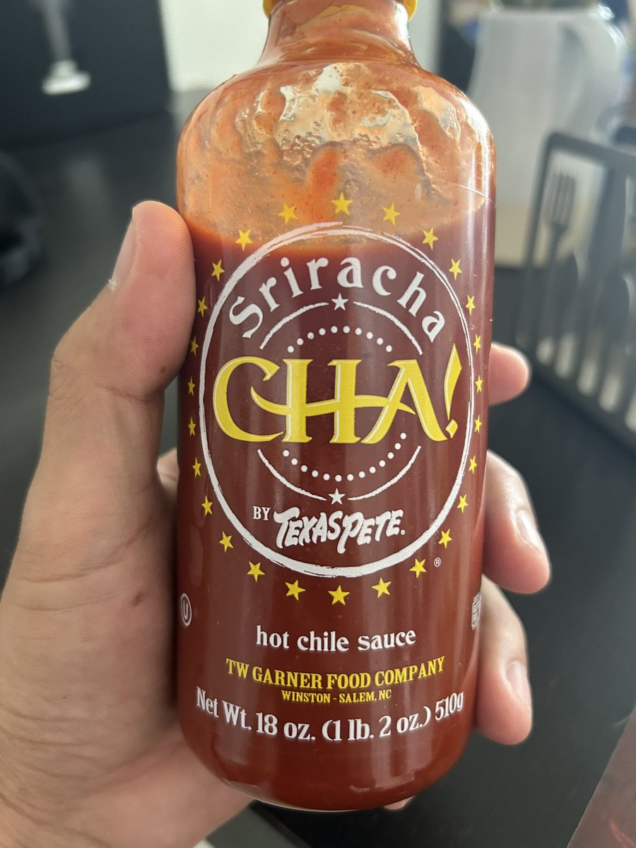 SoyELERIC's tweet photo. @eltalcha Mira nada más la súper salsa que le estoy echando a mi desayuno… saludos desde Miami! #MuchoBuenoPoderoso https://t.co/mNJGutctZg