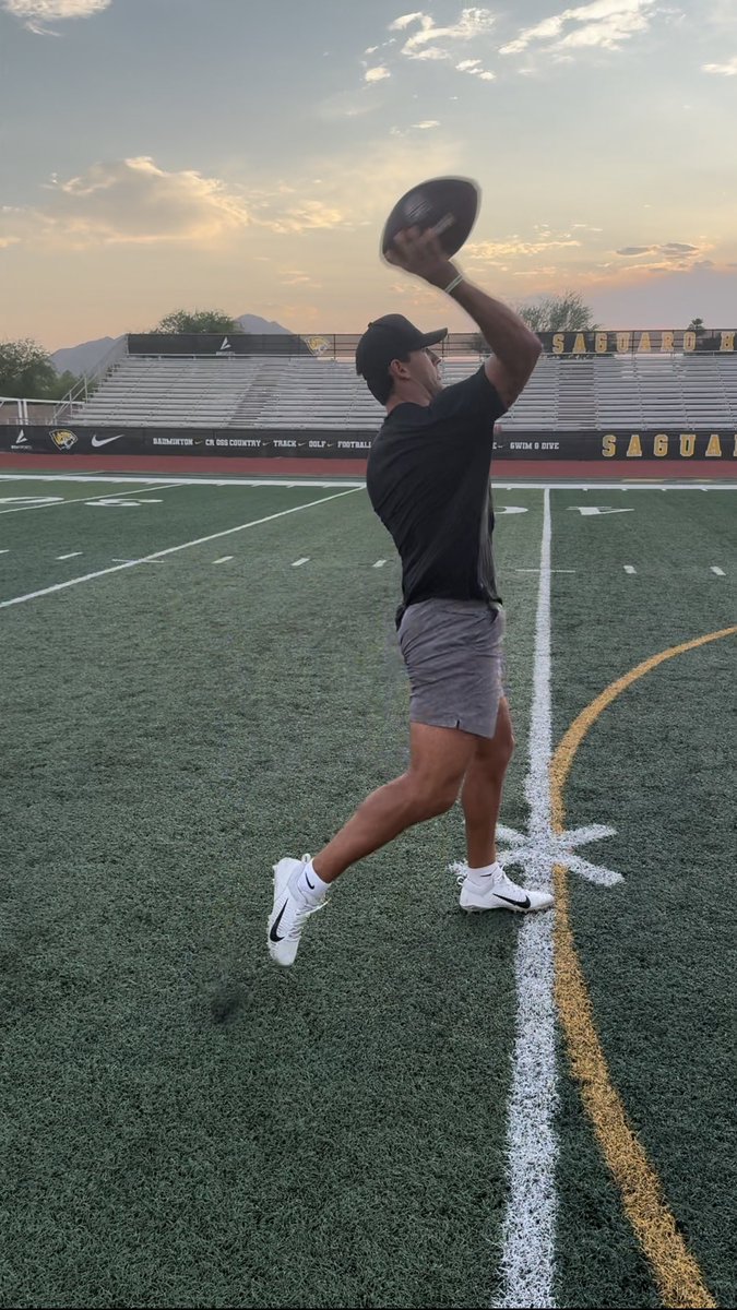 Coach_Stanfield's tweet photo. Clayton Tune 
Top 3 all time passing leader ever to come out of the @UHCougarFB with over 13,000 total yards of offense. Broke out Junior year taking the Cougars 12-2 with a bowl win over @AuburnFootball #Build2Own @CoachDawson_UM 🫡 https://t.co/bYiK2RrDUj