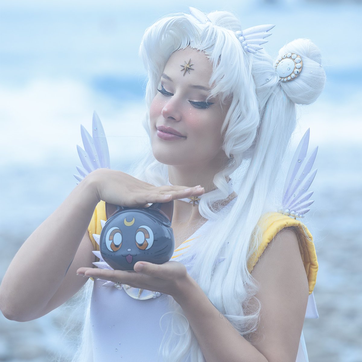 The gorgeous <a href="/Livianart/">Livanart</a> drinks her favourite beverage in the company of Luna, the guardian of the sailor warriors, with this wonderful Sailor Moon 3D mug by ABYstyle! ✨

➡️ 3D MUG AVAILABLE IN YOUR ABYSTYLE FULL STUFF SHOPS &amp; OUR WEBSITE

Credit: <a href="/romailee/">RomaiLee</a>
#SailorMoon #Cosplay