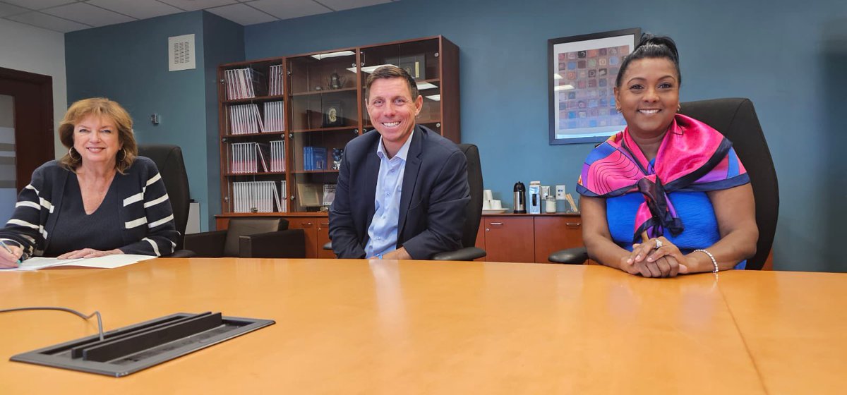 Watch out Queen’s Park and Ottawa!

We have 3 Mayors in Peel who are working closely together to advocate for #Mississauga, #Brampton and #Caledon 

We had our first joint Mayors/CAOs meeting this morning to go over delays and or underfunding in key provincial and federal files