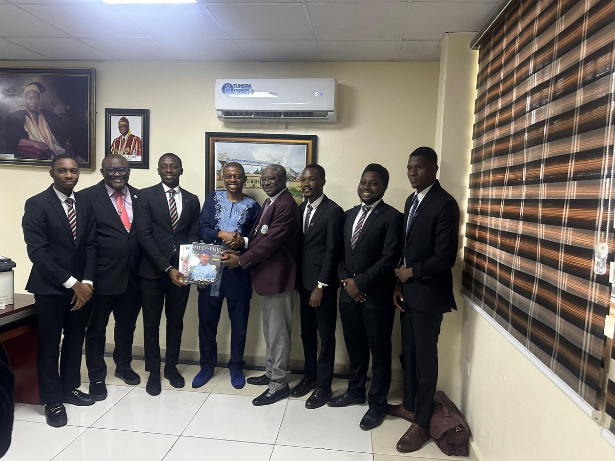 KBKLUB's tweet photo. DONATION OF THE KB KLUB'S MAGAZINES TO THE COLLEGE

On Thursday, 11th July 2024, the KB Klub had the privilege of donating past and the latest edition of our annual magazine publication, MediPhil to the College of Medicine University of Lagos (CMUL) @CmulNigeria. https://t.co/EcVY4dPAFx
