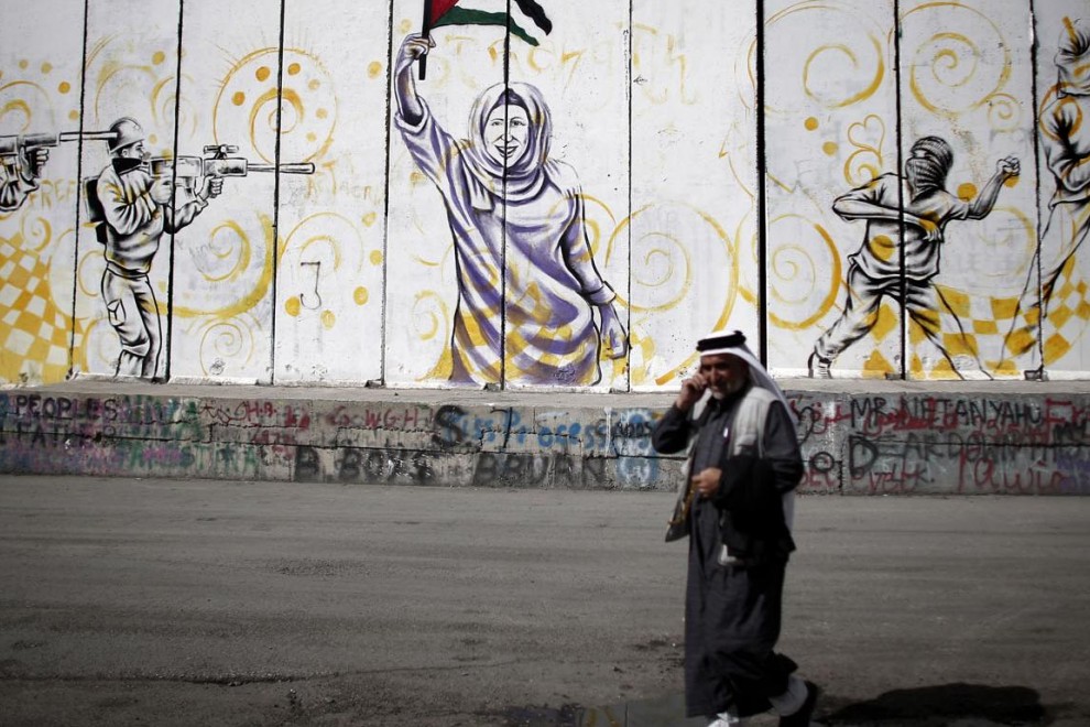 𝐀𝐒𝐄𝐒𝐈𝐍𝐎𝐒 𝐘 𝐋𝐀𝐃𝐑𝐎𝐍𝐄𝐒 😡
Los colonos israelíes ocupa las tierras palestinas

-El Estado de Israel ha declarado como propios 23,7 km²  de territorio palestino en Cisjordania
-Paralelamente, las colonias ilegales continúan avanzando e incrementando esta cifra