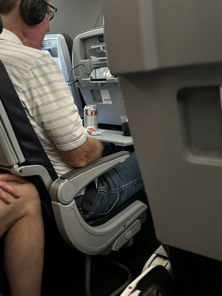 Is <a href="/RyanBrownLive/">Ryan Brown</a> on my flight or n studio? 🤔
<a href="/NextRoundLive/">The Next Round</a>