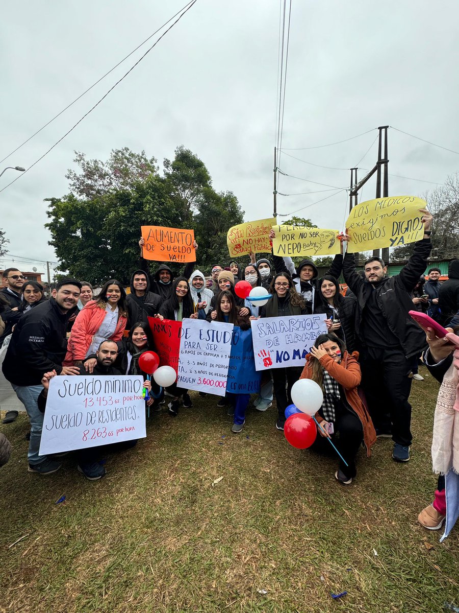 milenacuevas96's tweet photo. Como residentes realizamos una MOVILIZACIÓN PACIFICA e instamos a TODOS a que se unan a esta causa.  Estamos exigiendo un REAJUSTE SALARIAL  que más que un reajuste es una NECESIDAD que estamos pasando porque tenemos gastos que cubrir… https://t.co/sQDExmm92n