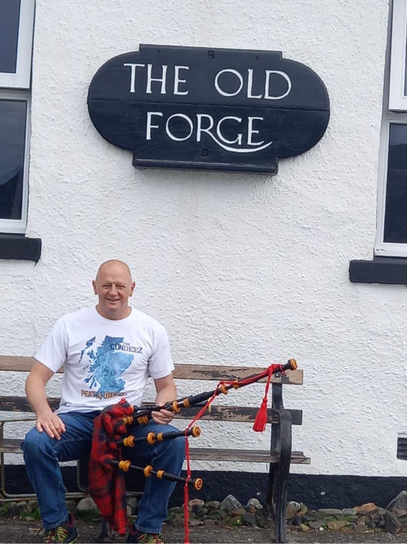 Finally finished reading the legendary Ian Robertson’s book (unfortunately no related 😂) ‘The Remotest Pint’. The collected stories of his and his wife Jackie’s mad and hilarious time runnin ane o ma favourite boozers in the whole world <a href="/theoldforgecbs/">The Old Forge, Knoydart</a> in #knoydart 😃⛰️🏴󠁧󠁢󠁳󠁣󠁴󠁿🍺