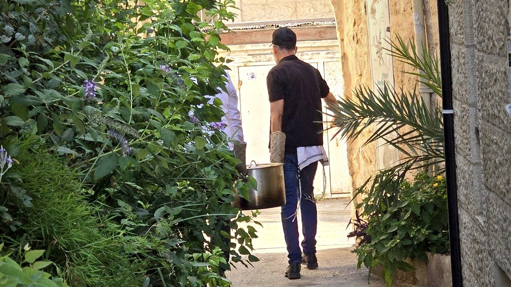 BoazAri's tweet photo. • אין על החמין של שבת

תמיד מספרים לנו המבוגרים, שאת החמים היו לוקחים בליל שבת לתנור השכונתי וכל משפחה מכניסה את הסיר, ובבקר מוציאים ונהנים, ולפעמים היו מקבלים ��ת הסיר של השכנים, אבל לא היה כאלו טעמים. טעם גן עדן.

#ירושלים_2024 https://t.co/Db1PFdAw4r