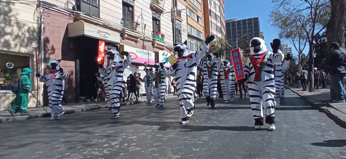 LosTiemposBol's tweet photo. #LaPaz 
Las fiestas julias empiezan y las #cebritas desfilan por las calles paceñas.
📹 Alvaro Valero - La Prensa https://t.co/IMort01AIZ