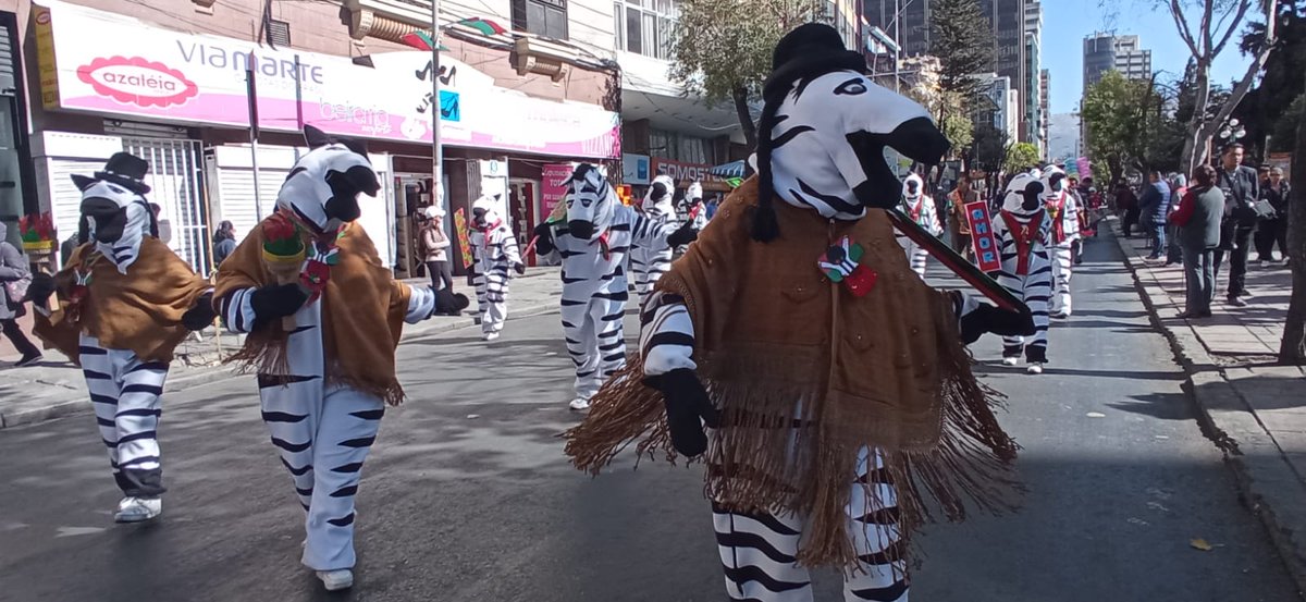 LosTiemposBol's tweet photo. #LaPaz 
Las fiestas julias empiezan y las #cebritas desfilan por las calles paceñas.
📹 Alvaro Valero - La Prensa https://t.co/IMort01AIZ