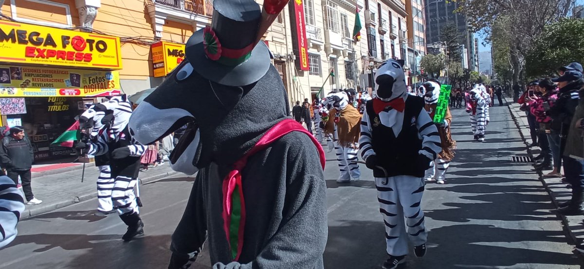 LosTiemposBol's tweet photo. #LaPaz 
Las fiestas julias empiezan y las #cebritas desfilan por las calles paceñas.
📹 Alvaro Valero - La Prensa https://t.co/IMort01AIZ